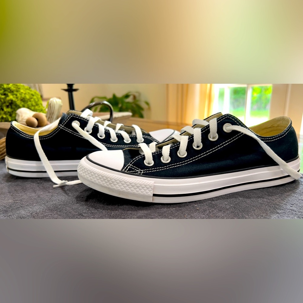 Converse Chuck Taylor Low Top Sneakers ~ Black Men’s 8 / Women’s 11